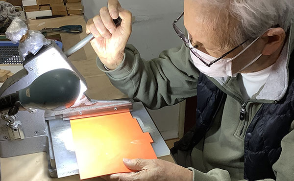 大阪市中央区・吉岡ゴム印店のこだわり１：自社製作にこだわり、一つひとつ丁寧に製造しています